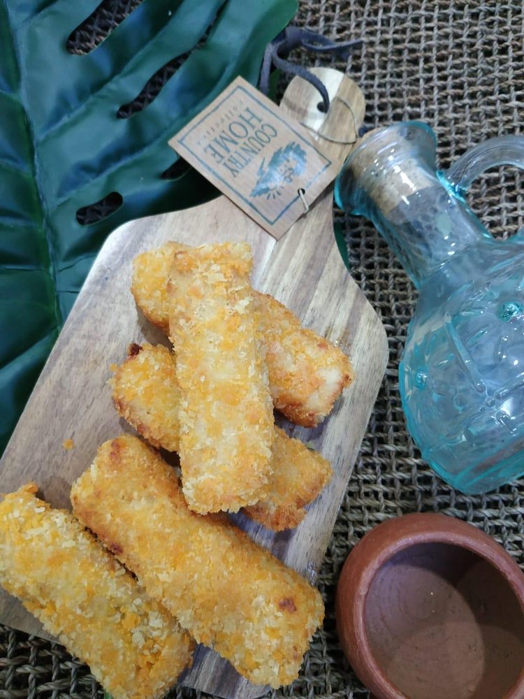 Chicken nugget Nugget Keraton yang renyah di atas papan kayu