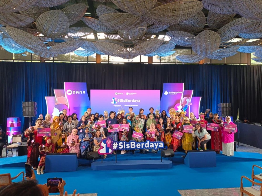 Rachel Stefanie Halim bersama para peserta dan penerima penghargaan DANA SisBerdaya 2026